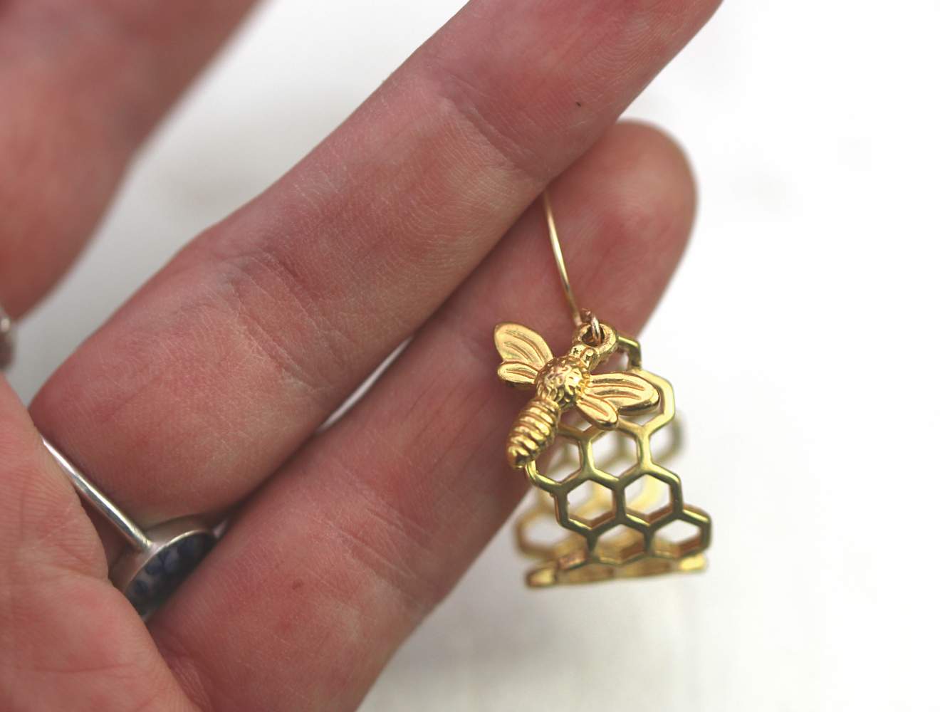 Bienen Waben Ohrringe, antikgold emailliert mit kleiner Biene